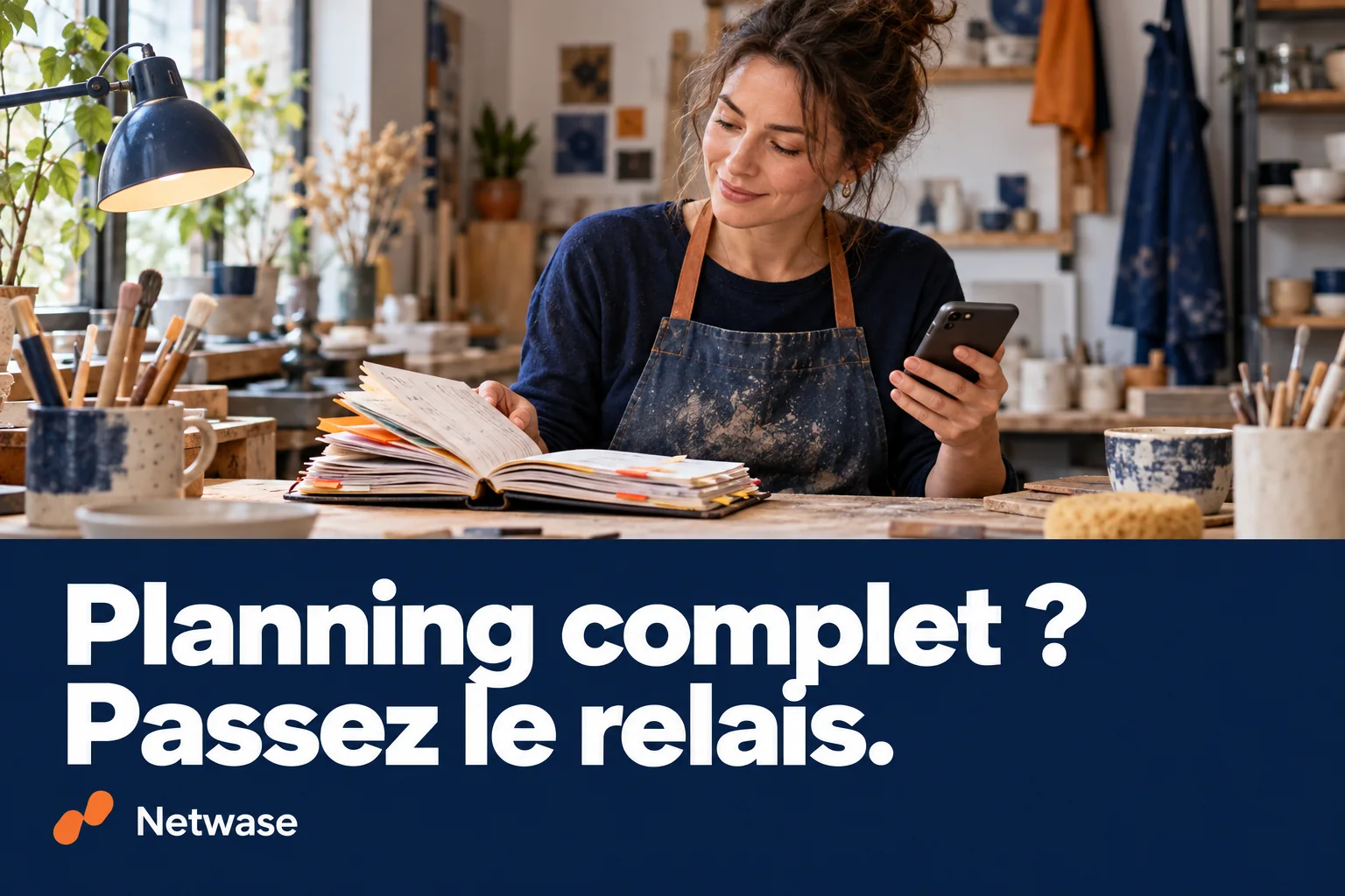 Artisane consultant un agenda dans son atelier. Planning complet ? Passez le relais.